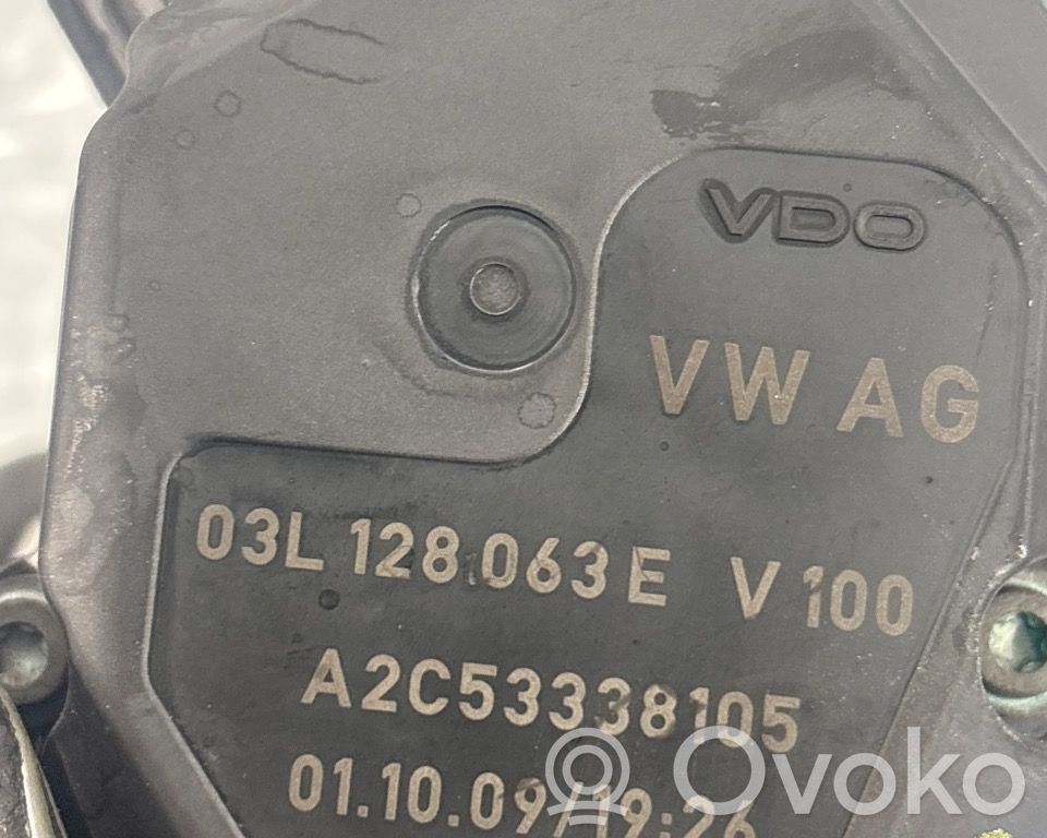 Audi A5 8T 8F Kaasuttimen ilmaläppärunko 