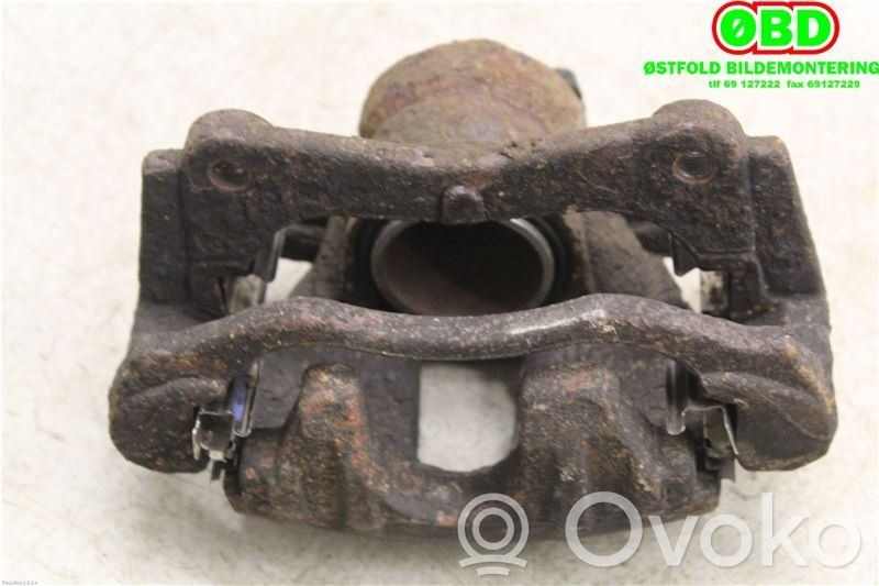 Toyota Avensis T250 Zacisk hamulcowy przedni 