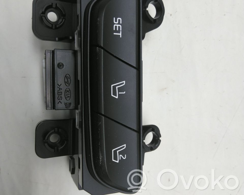 KIA Niro Ramka przycisków otwierania szyby drzwi przednich