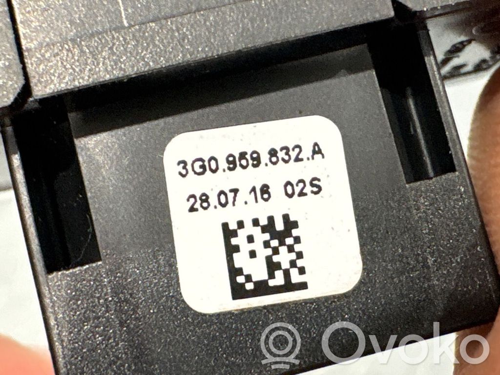 Volkswagen PASSAT B8 Interruptor para abrir la puerta trasera 