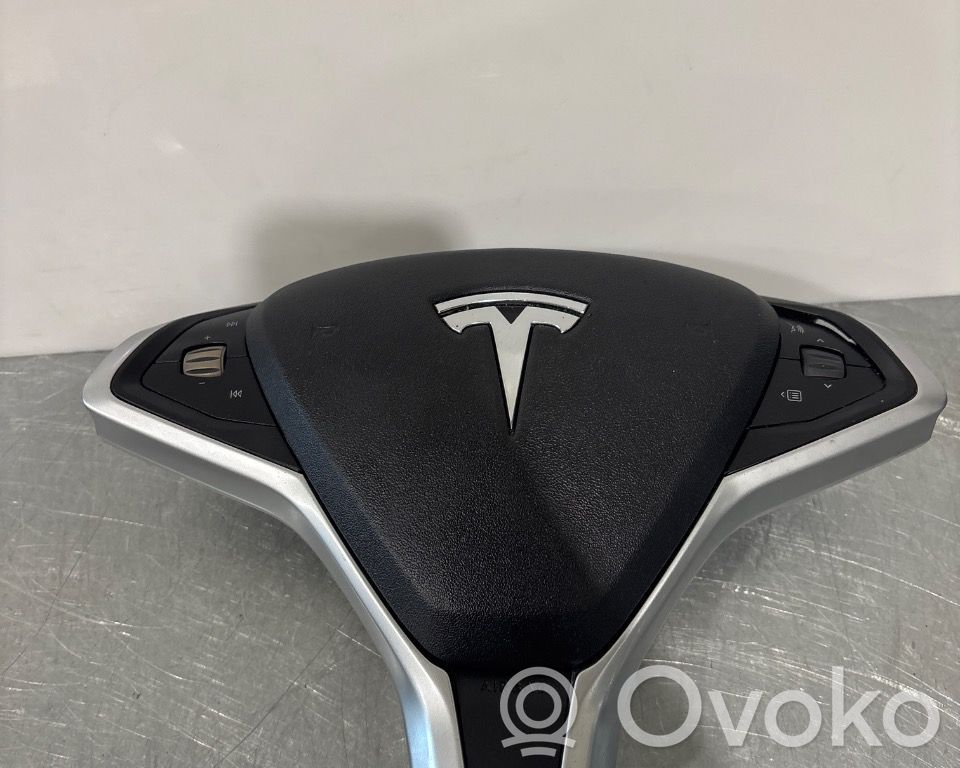 Tesla Model S Fahrerairbag