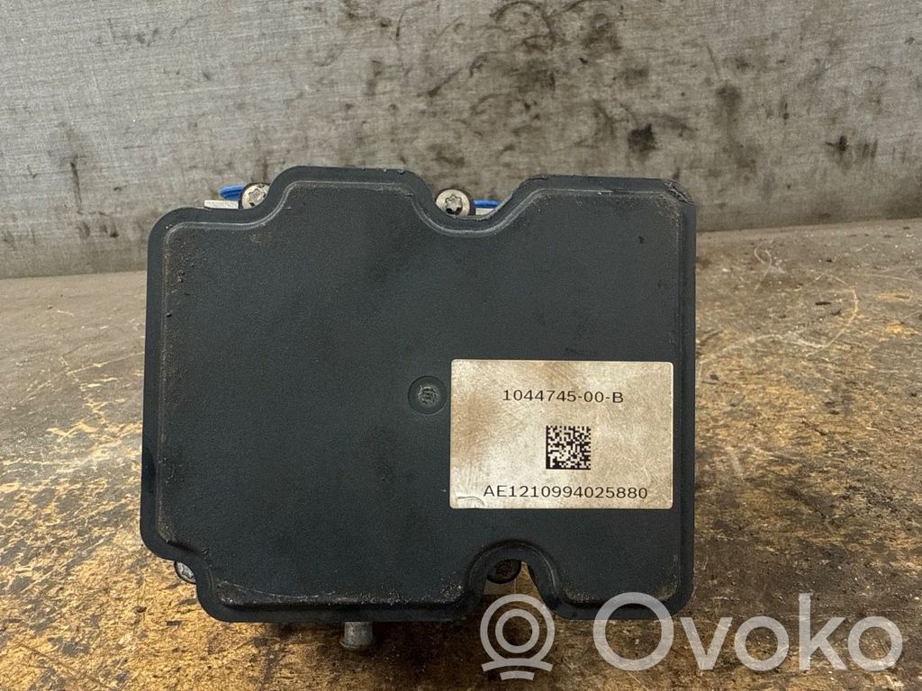 Tesla Model 3 Pompa ABS