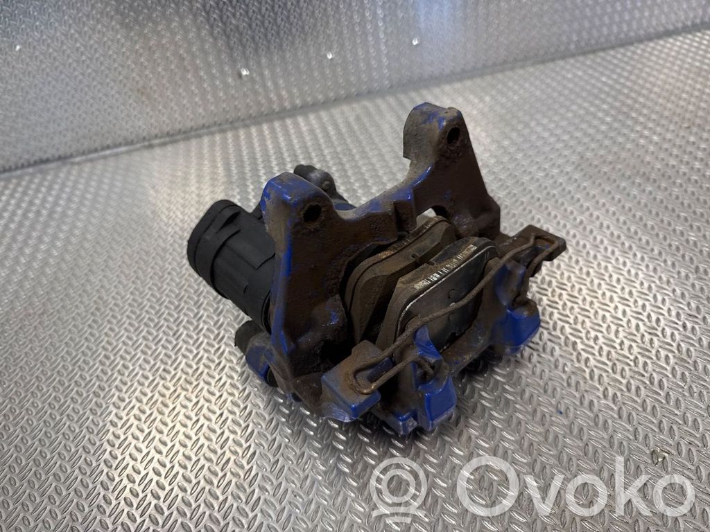 Volkswagen PASSAT B8 Tylny zacisk hamulcowy 