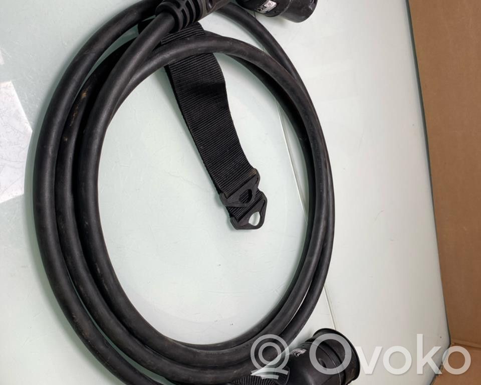 Tesla Model Y Sähköauton latauskaapeli 