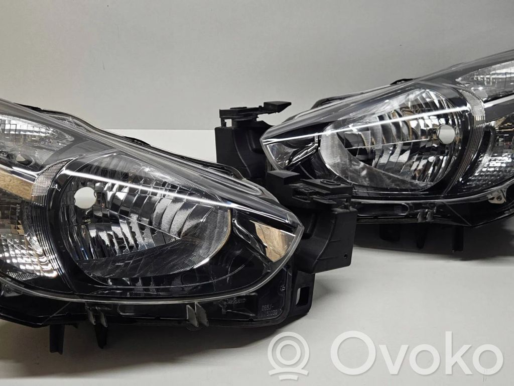 Mazda 2 Priekinių žibintų komplektas 