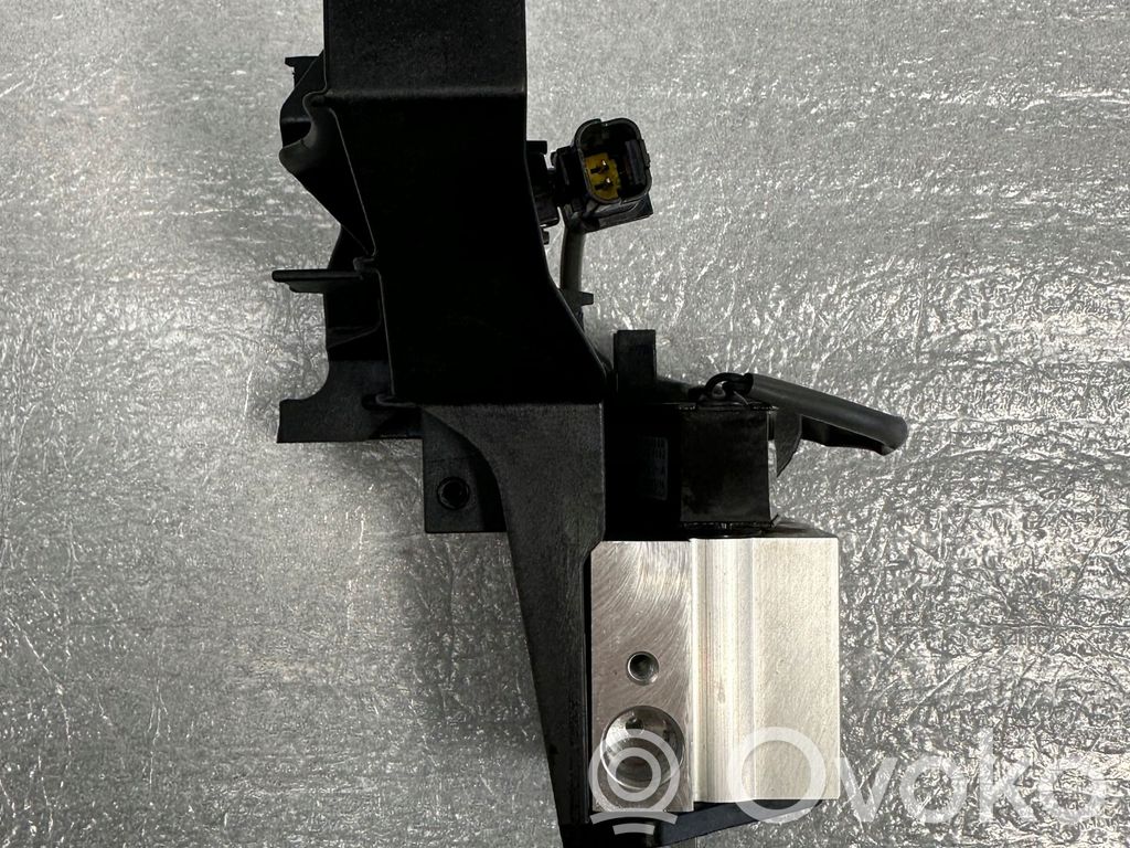 Engine mounting bracket   924893668R,8E7492000