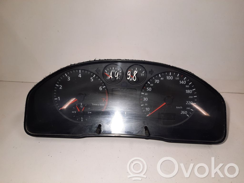 Audi A4 S4 B5 8D Nopeusmittari (mittaristo) 
