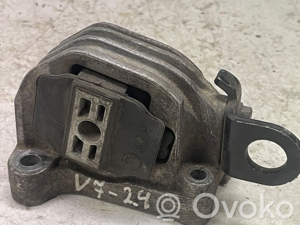 Volvo XC90 Engine mount bracket 