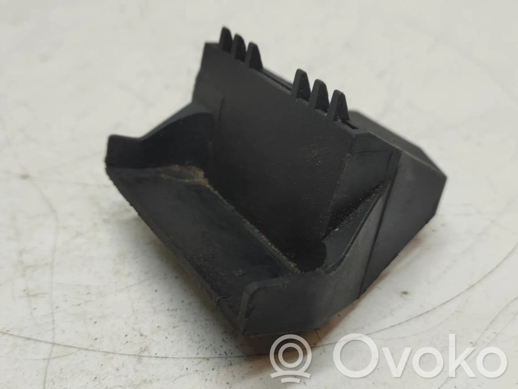 BMW 5 E39 Radiator mount bracket 