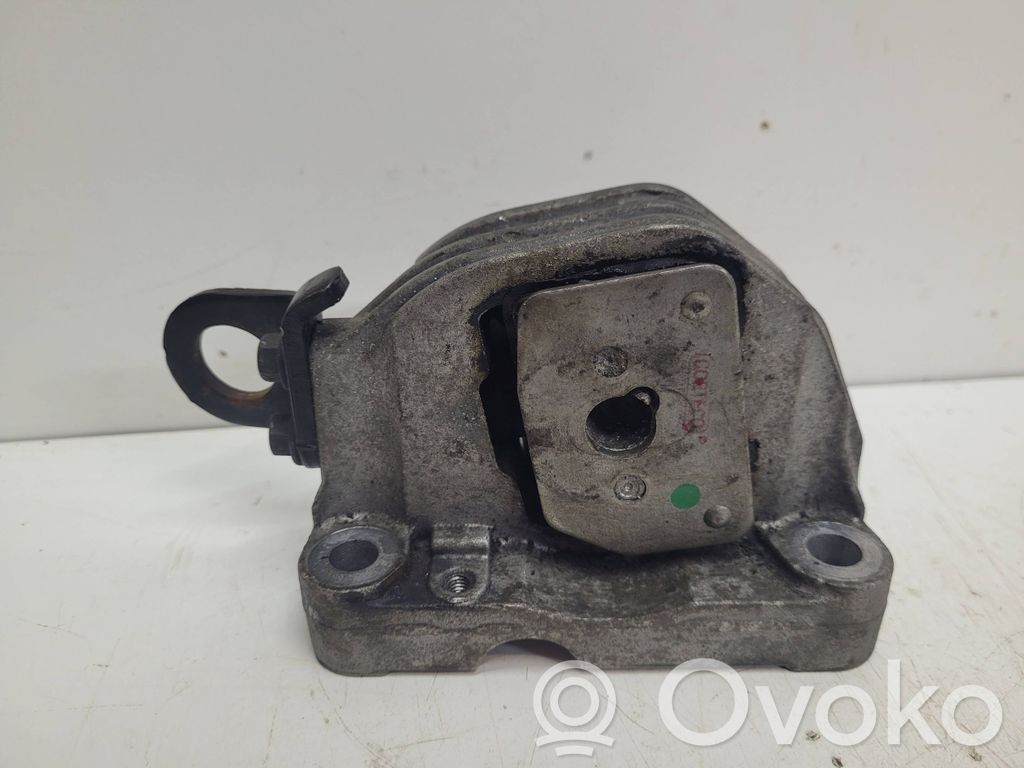 Volvo V70 Engine mount bracket 