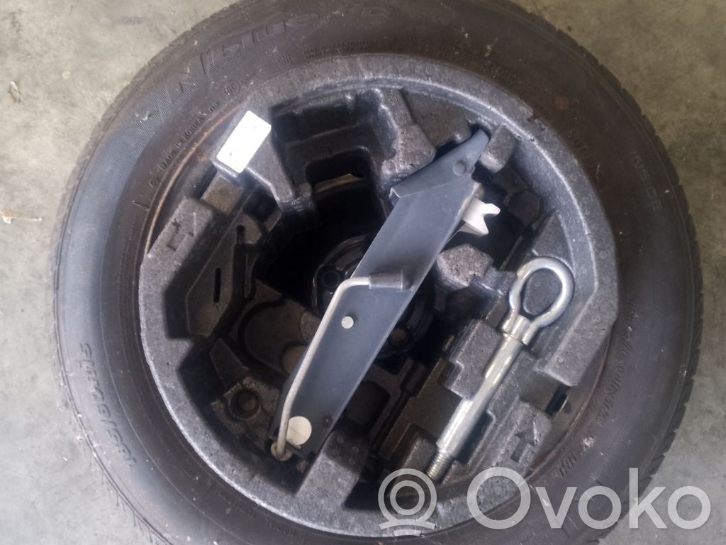 Skoda Rapid (120G, 130G, 135G) Maskownica / Grill / Atrapa górna chłodnicy 