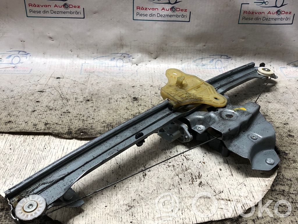 Renault Clio III Front door window regulator with motor 