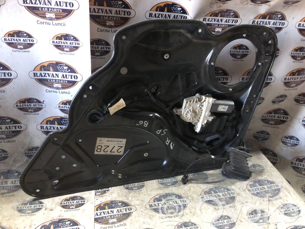 Volkswagen PASSAT B6 Rear door window regulator with motor 