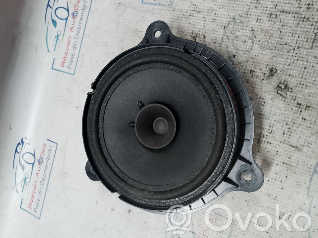Nissan Juke I F15 Altavoz de la puerta trasera 