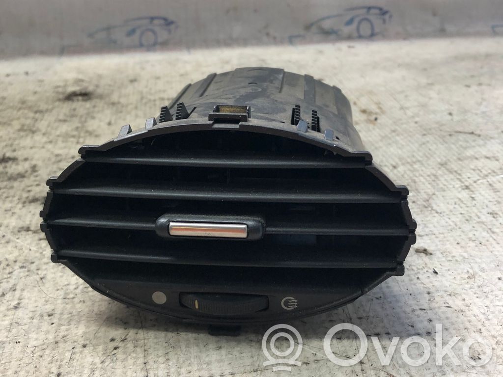 Ford Focus Gaisa ventilācijas reste jumtā 