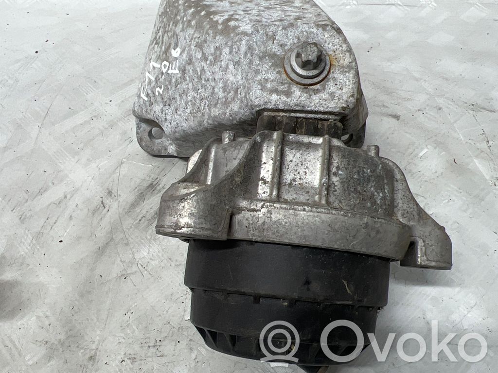Engine mounting bracket   6868302,686830202