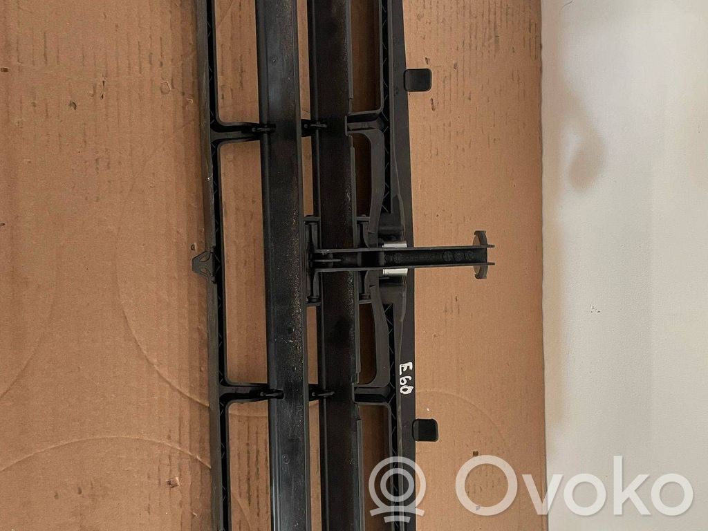 BMW 5 E60 E61 Radiatoriaus oro nukreipėjas (-ai) 