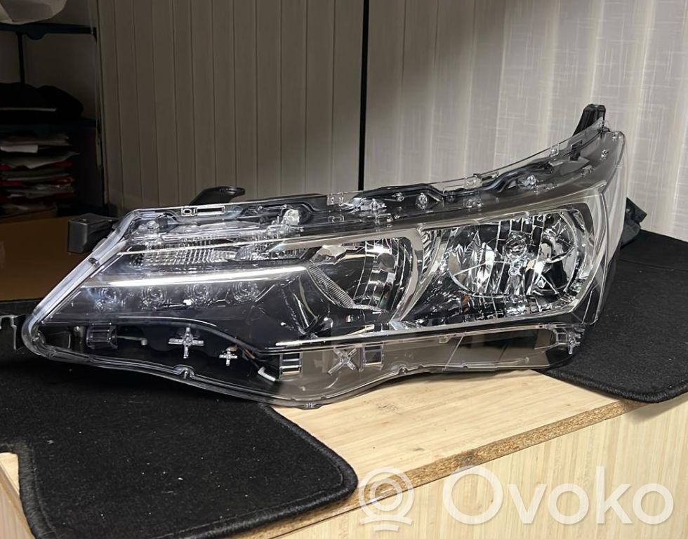 Toyota Corolla E160 E170 Lampa przednia 