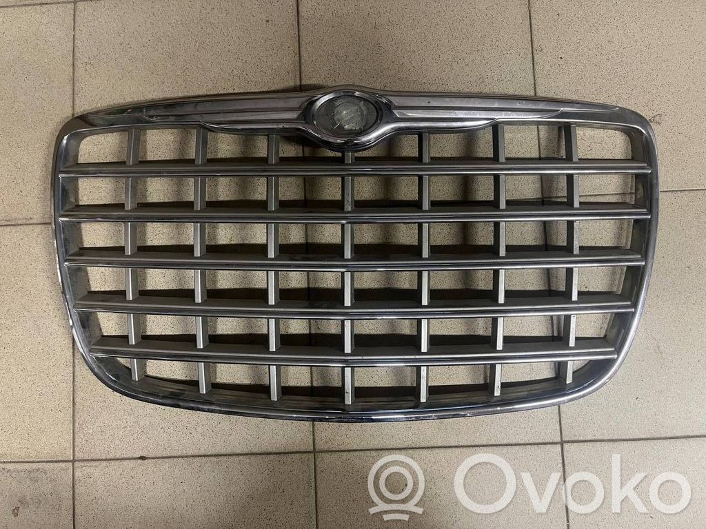 Chrysler 300 - 300C Etupuskurin ylempi jäähdytinsäleikkö 