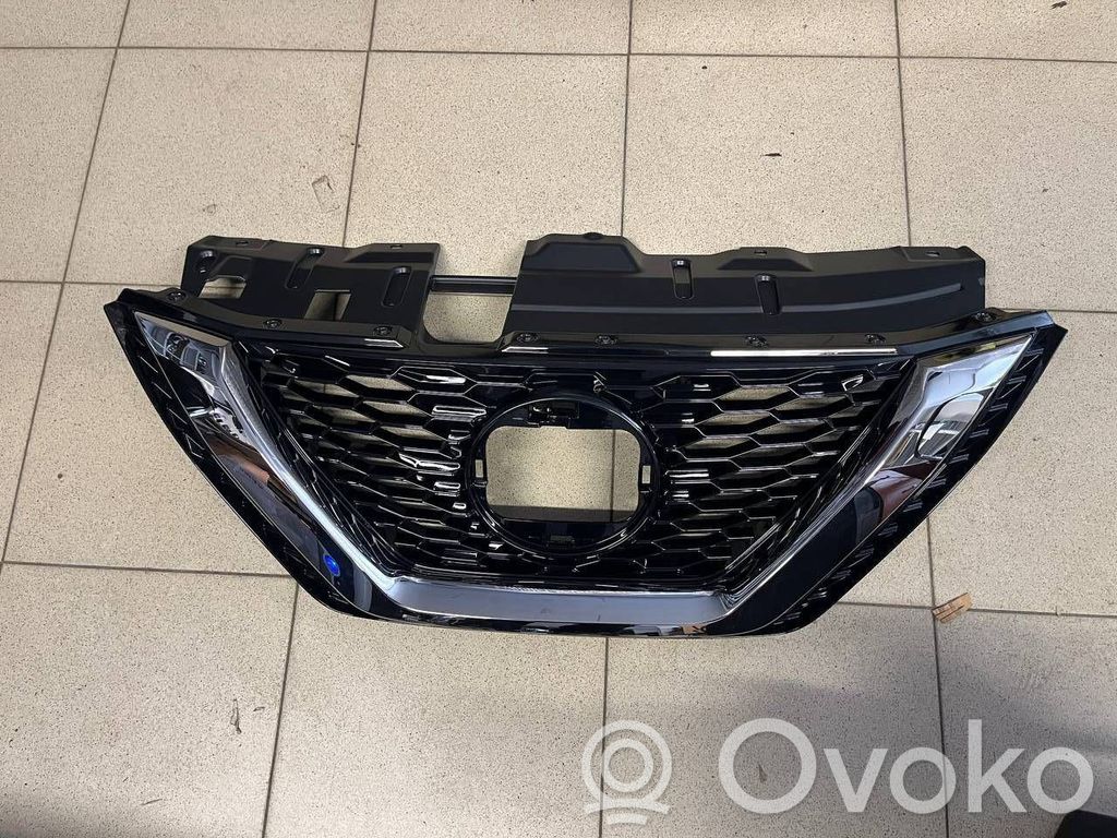 Nissan Qashqai Front bumper upper radiator grill 