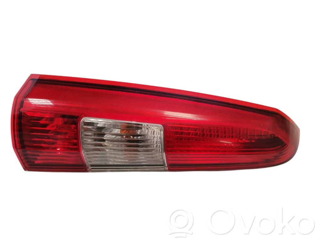 Volvo V70 Aizmugurējais lukturis virsbūvē 