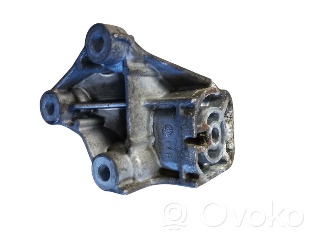 Volvo XC90 Engine mounting bracket 