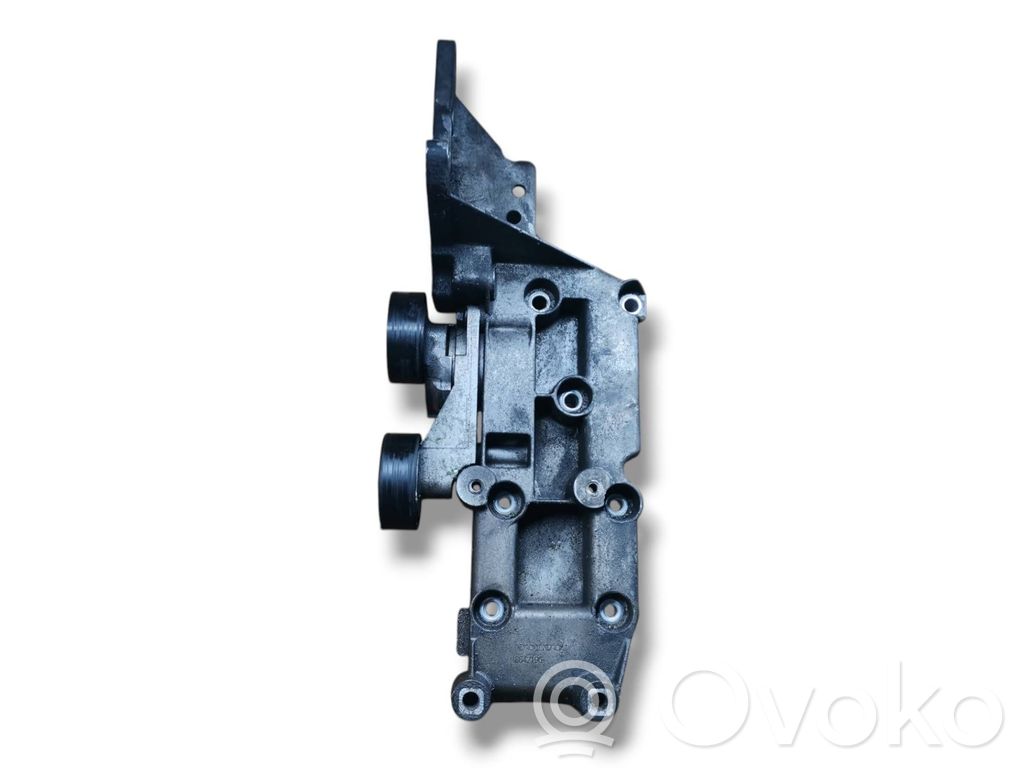 Volvo XC90 Engine mounting bracket 