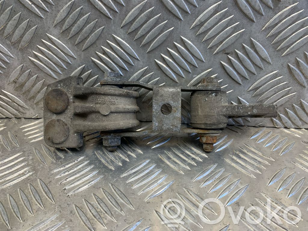 Volvo XC90 Engine mount bracket 
