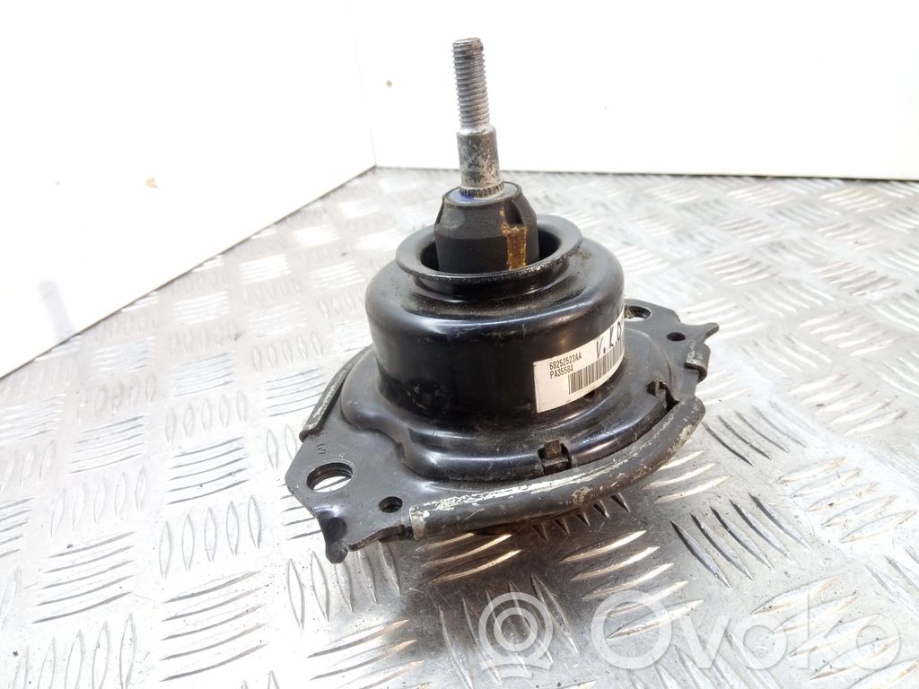 Jeep Grand Cherokee Engine mount bracket 
