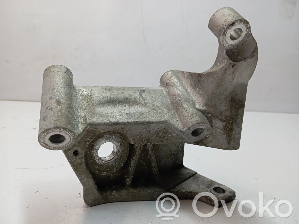 Volvo XC60 Engine mounting bracket 