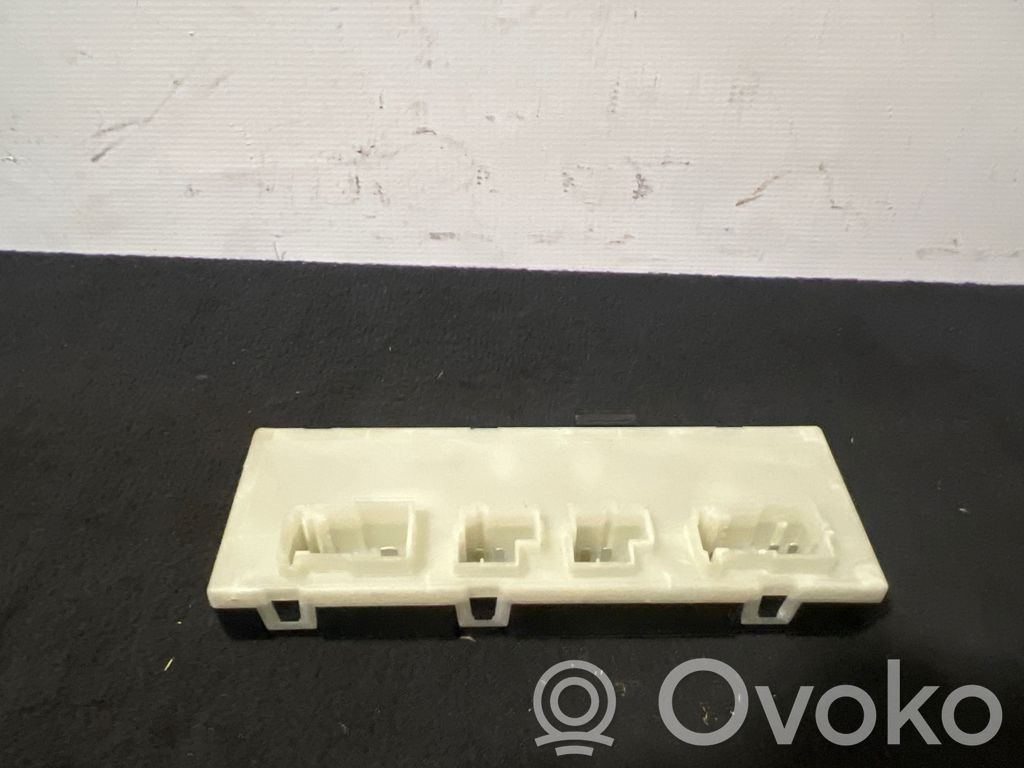 Tailgate/trunk control unit/module   7497795