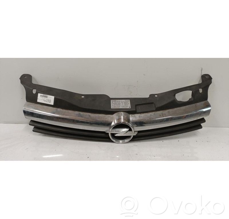 Opel Astra H Etusäleikkö 
