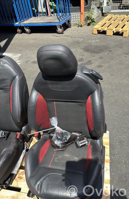 Peugeot 208 I Juego interior
