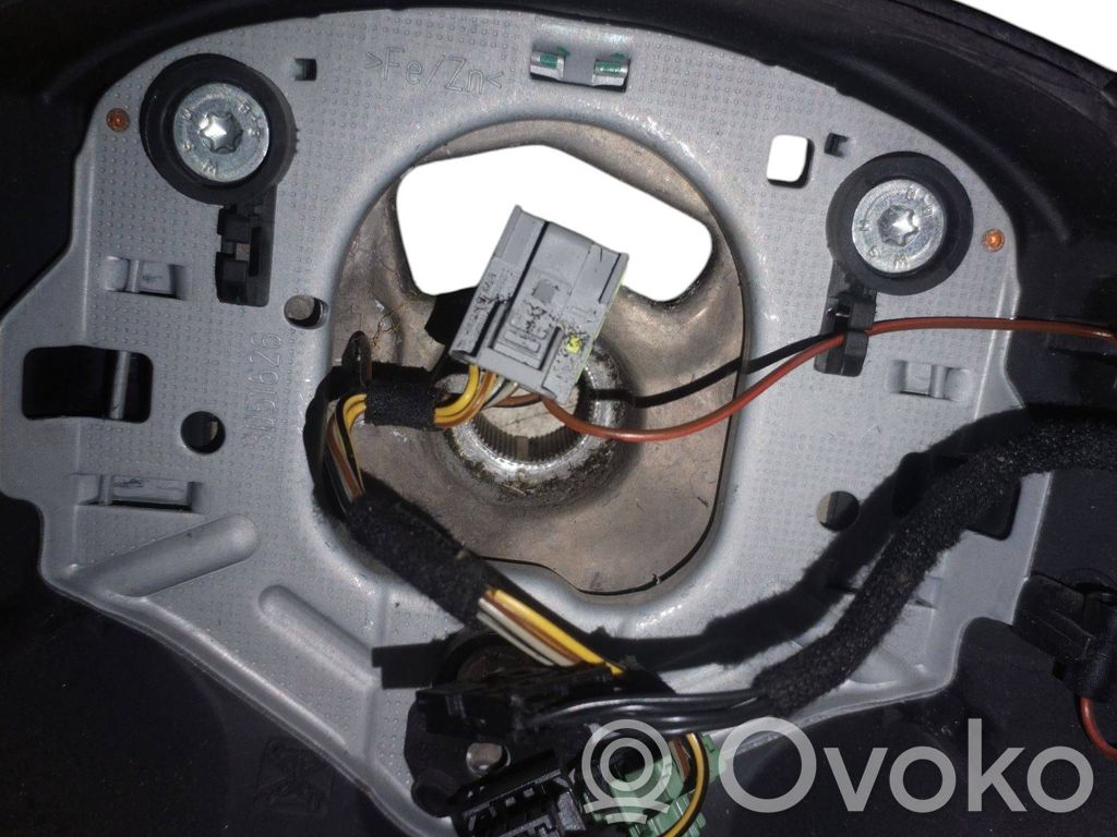 Steering wheel   6769894
