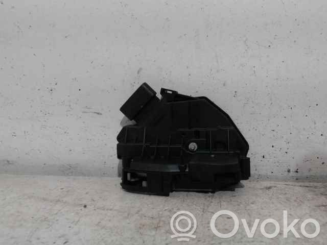Priekšpusē slēdzene   2070970,2099457,20223534,6949532,VDMS10