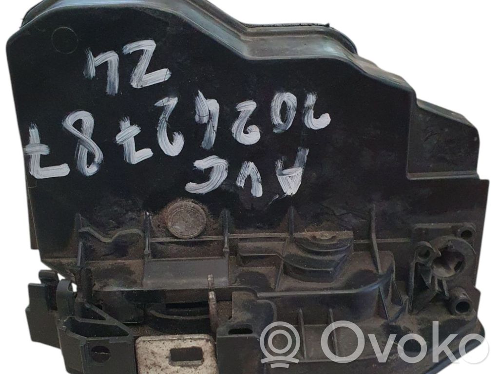 Priekšpusē slēdzene   7154619,7154619,20242787,8255590,VDMS10