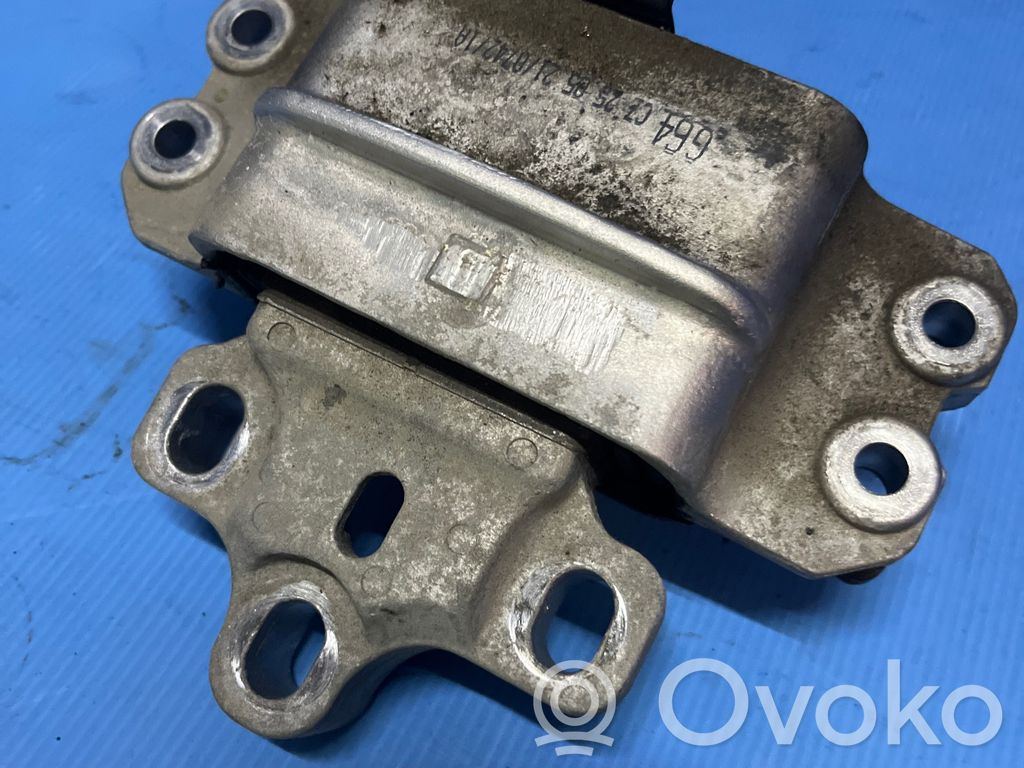 Volkswagen PASSAT B6 Engine mount bracket 