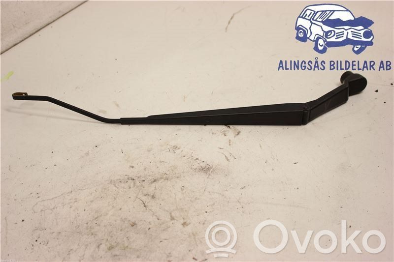 Front wiper blade arm