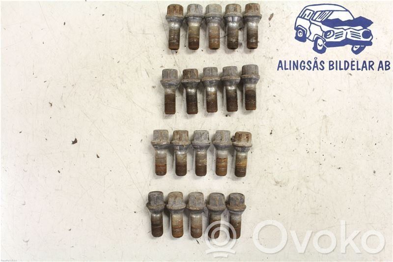 Mutterit/pultit   31373474
