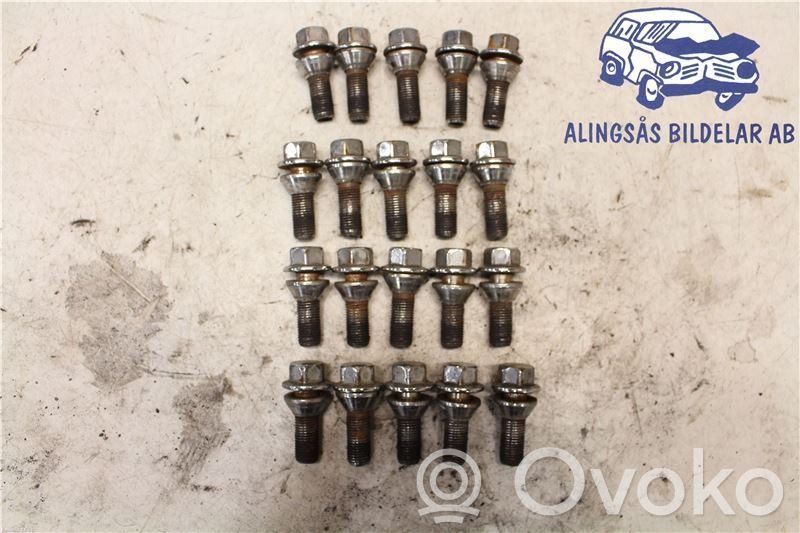 Volvo XC90 Mutterit/pultit 