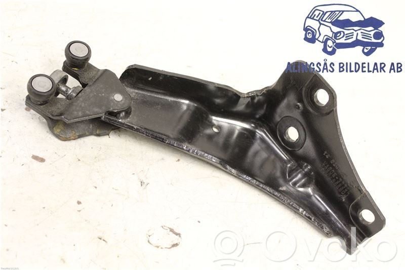 Peugeot Partner Front door lower hinge 