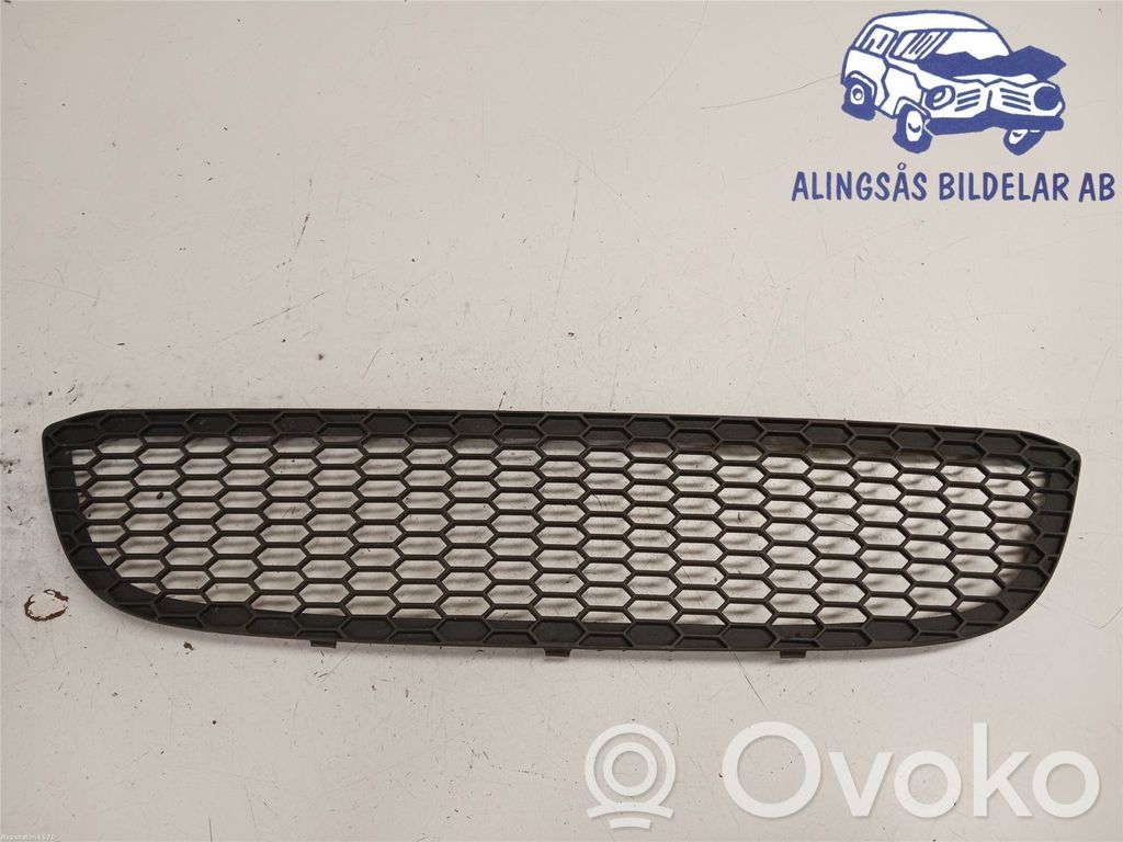 BMW 1 E81 E87 Front bumper upper radiator grill 