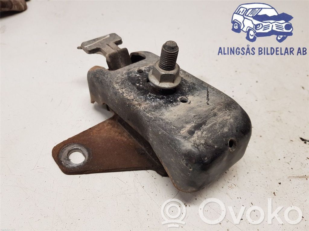 Volkswagen Amarok Engine mount bracket 