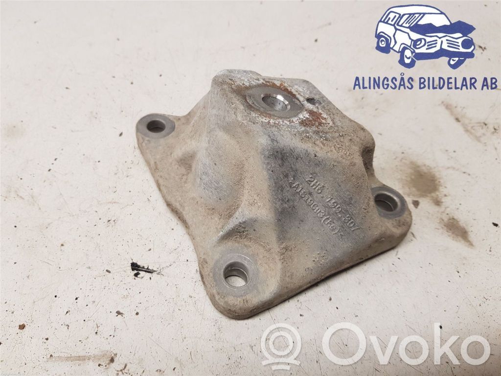 Volkswagen Amarok Engine mounting bracket 