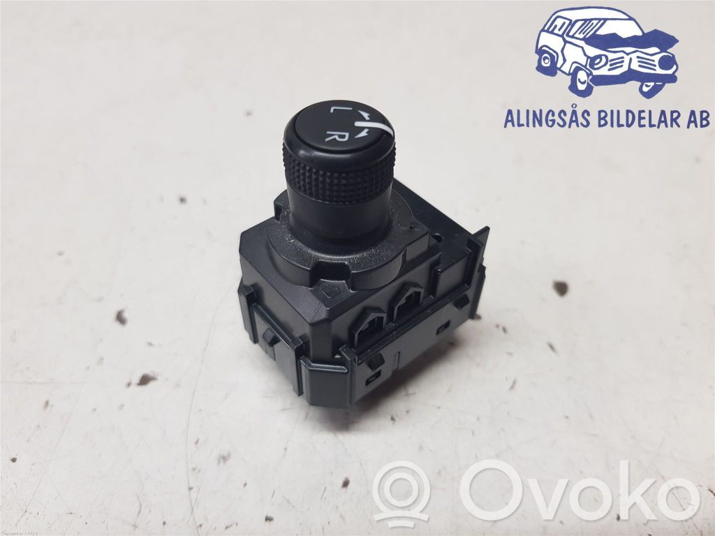 Toyota Yaris XP210 Przycisk regulacji lusterek bocznych 