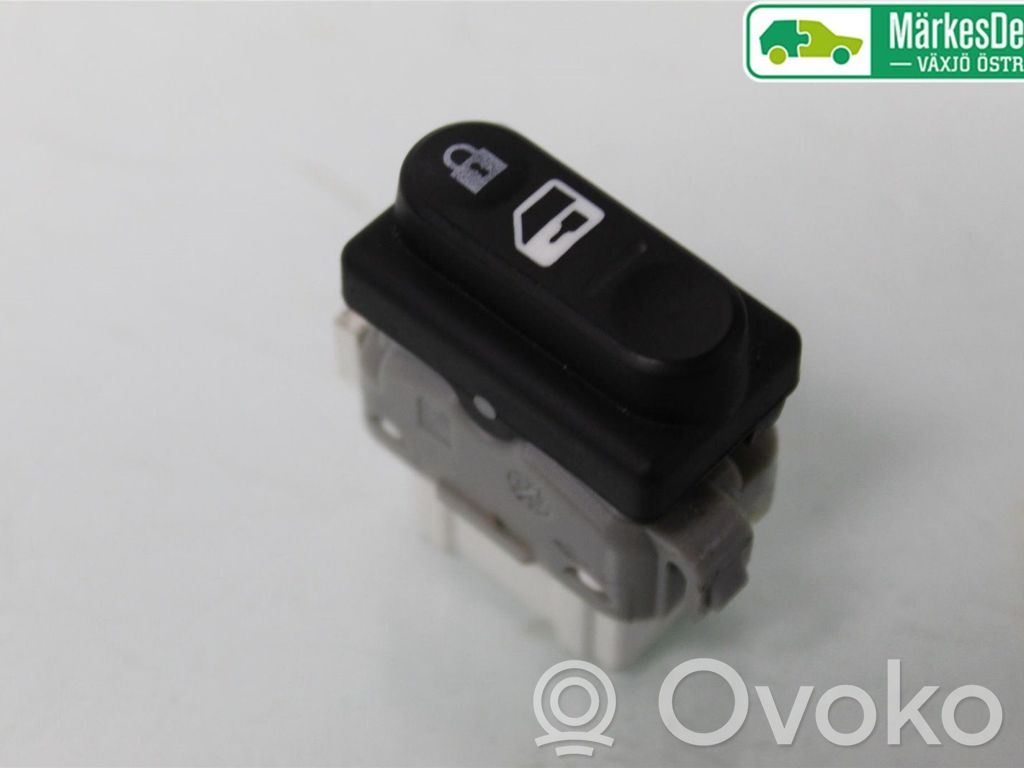 Nissan Qashqai+2 Central locking switch button 