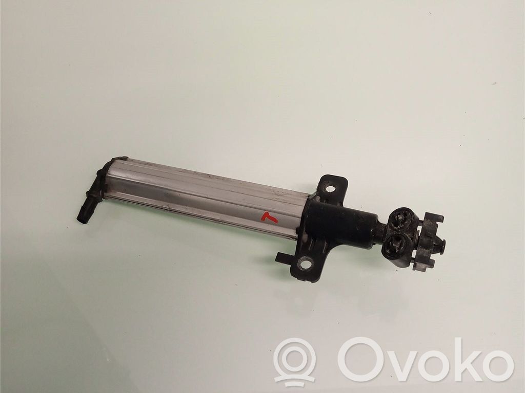Headlight washer spray nozzle   6438T7