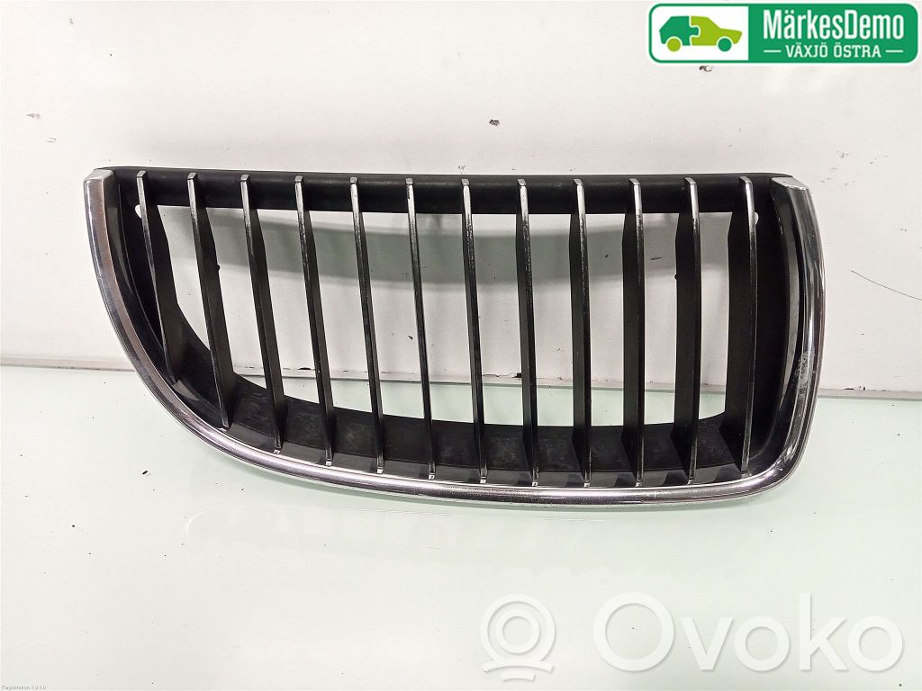 BMW 3 E90 E91 Grotelės apatinės (trijų dalių) 