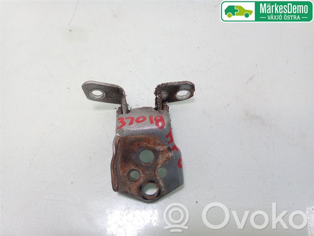 Front door upper hinge   GS1D58210