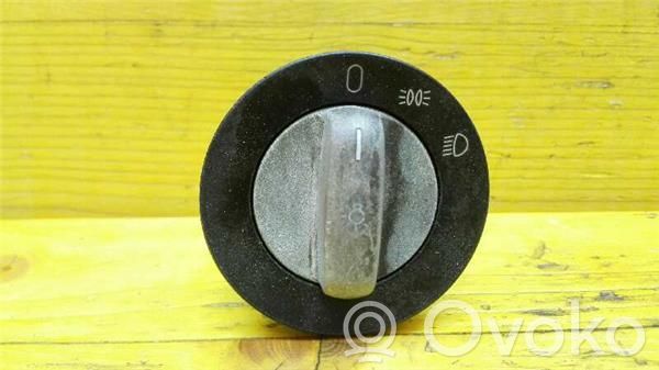 Light switch   8363683